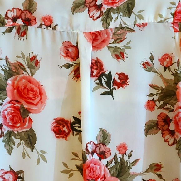 RUE21 Floral V-Neck Tunic. - Picture 8 of 8